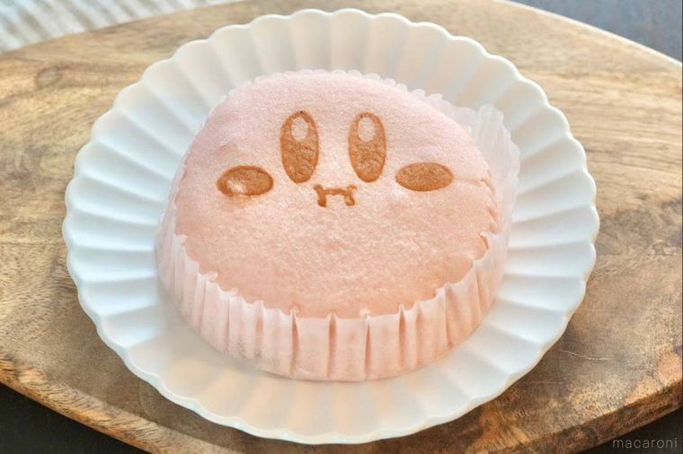 木のカッティングボードと白い皿にのったカービィのりんご蒸しパン