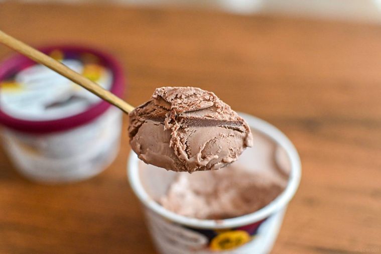 アイスをスプーンですくっているところ