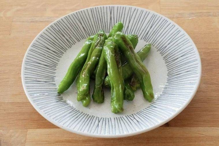 お皿に盛られたししとう