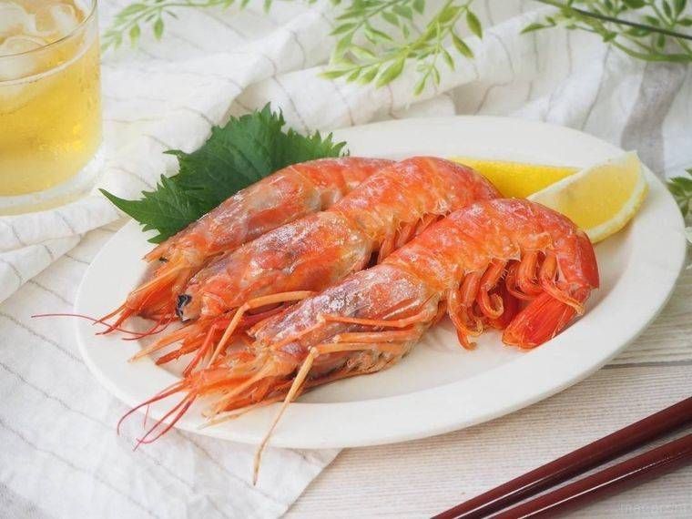 お皿に並んだ赤エビ3匹