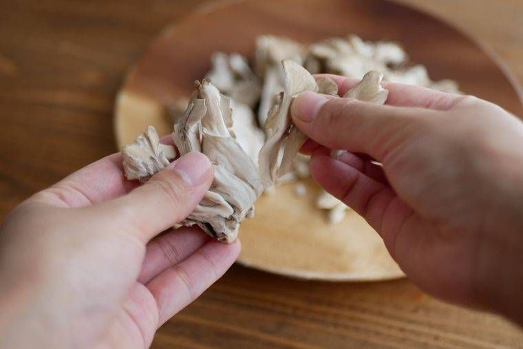 まいたけの下ごしらえをしている様子