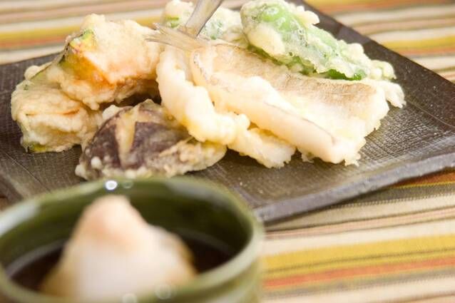 お皿に盛られた、キス、しいたけ、かぼちゃなどの天ぷら