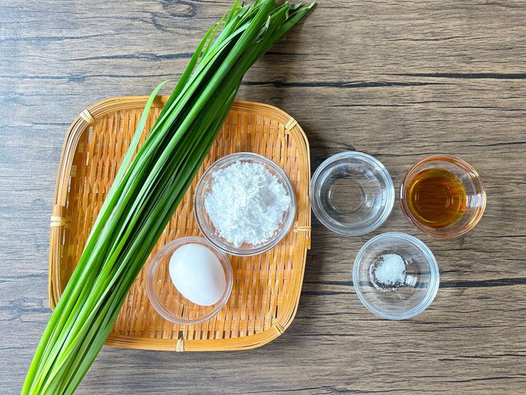 片栗粉と卵のニラチヂミの材料