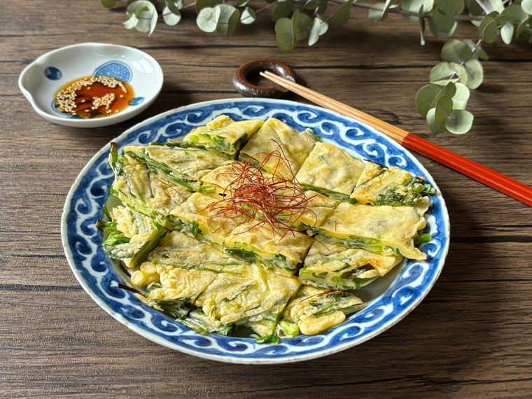 青色の皿に盛られたニラチヂミ