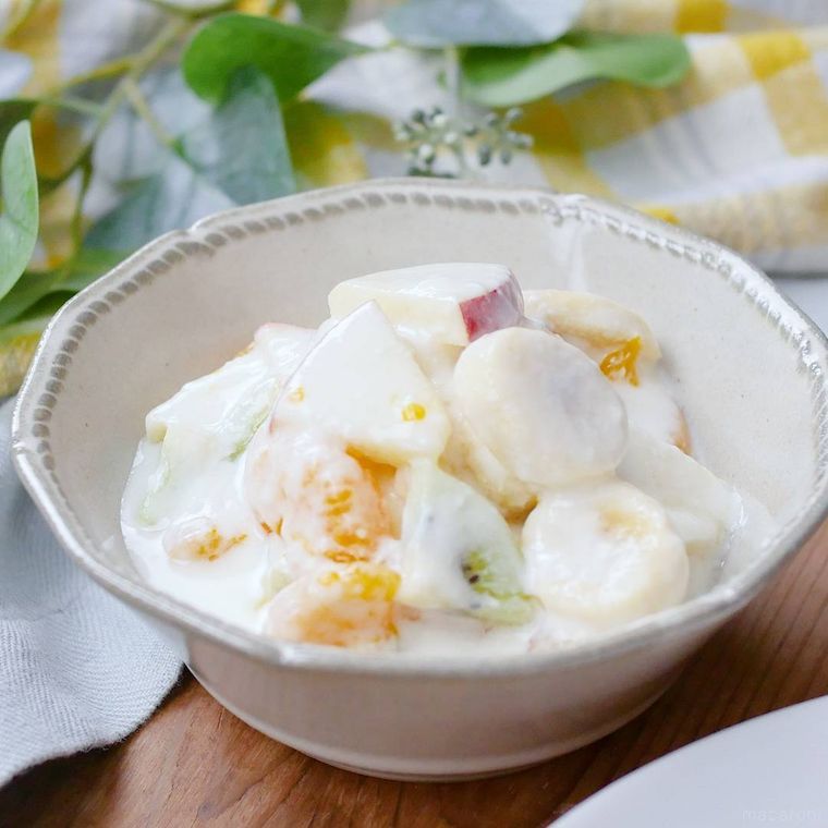 白色の器に盛られたフルーツヨーグルト