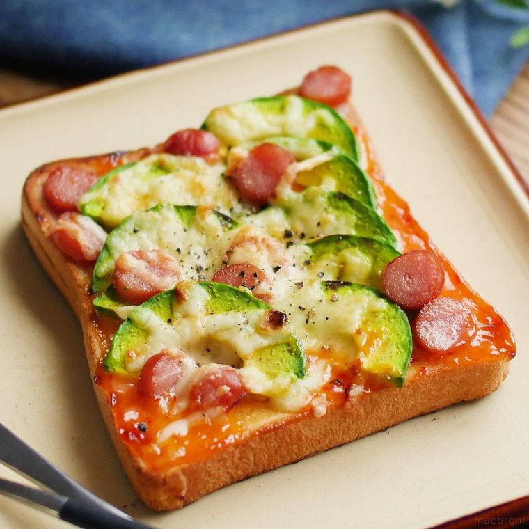 ベージュの四角の皿に盛られたアボカドチリトースト