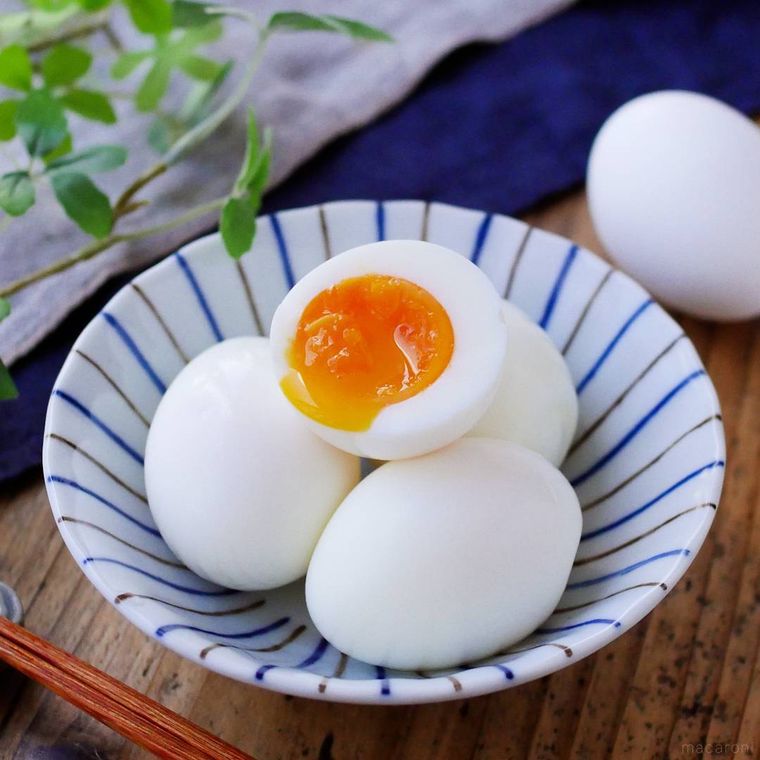 縞模様の皿に盛られたゆで卵