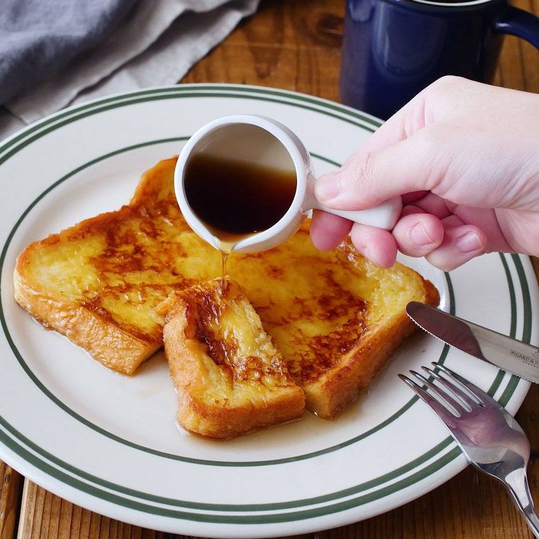 緑色の縁取りの白色の皿に盛られたフレンチトースト