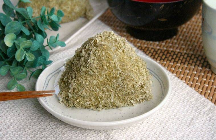 お皿に盛られたとろろ昆布