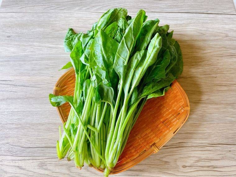 かごに盛られた生のほうれん草