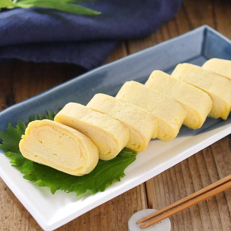 器に盛られただし巻き卵