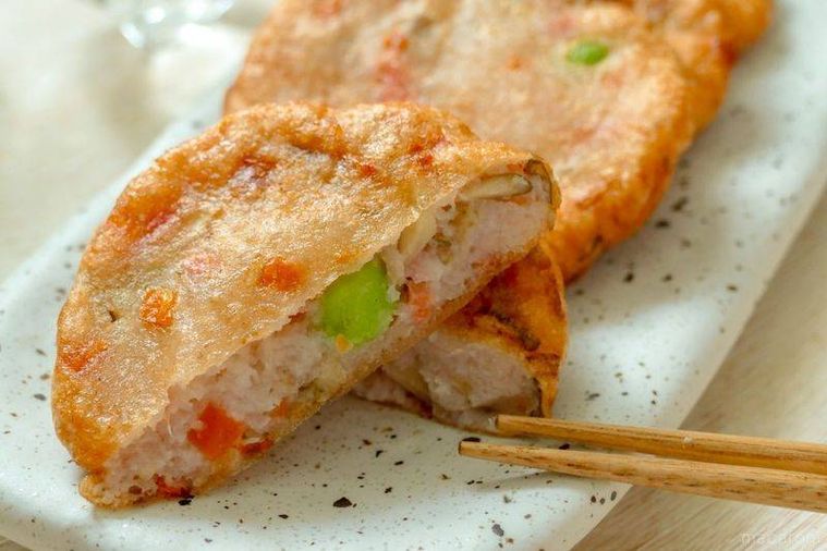 器に盛られたさつま揚げ