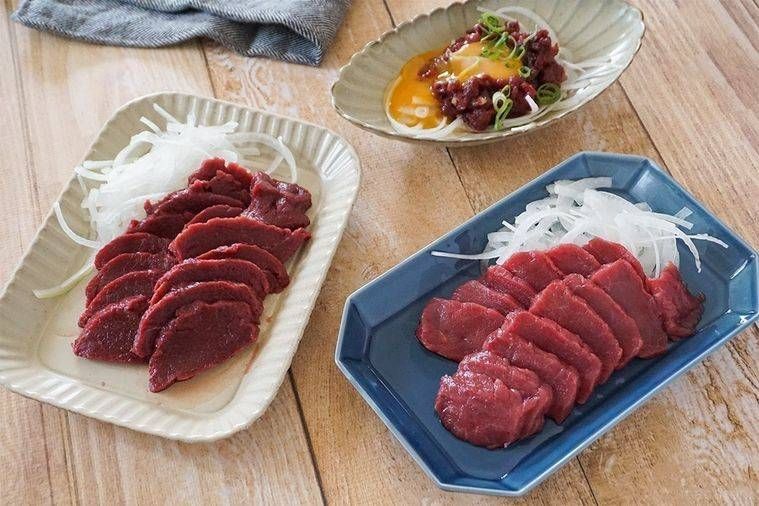 馬刺しが盛られた器が並んでいる