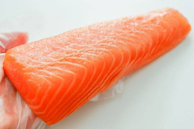 サーモンを手で持っているところ