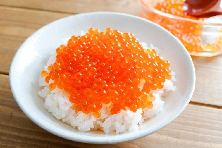 茶碗に盛られたごはんの上にイクラが盛られている