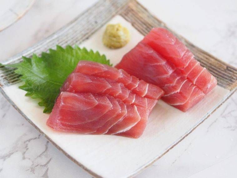 器に盛られたマグロ