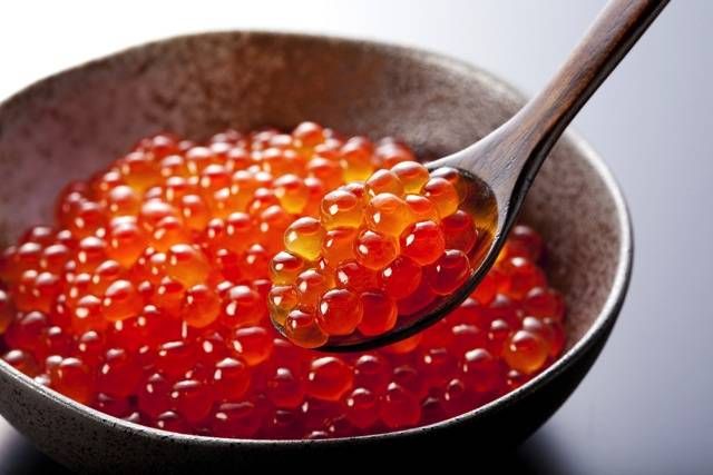 器に盛られたいくら