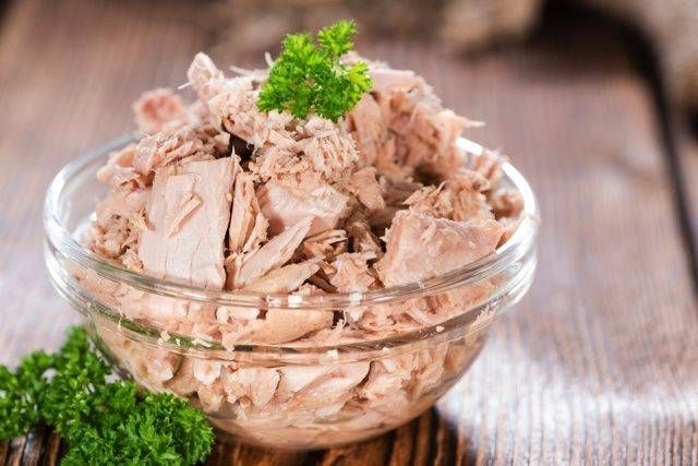 ガラスのボウルに盛られたツナマヨ