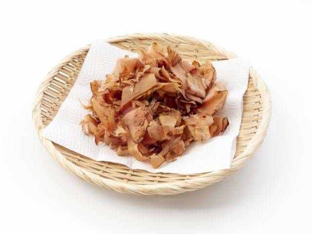 竹ざるの上に盛られたおかか