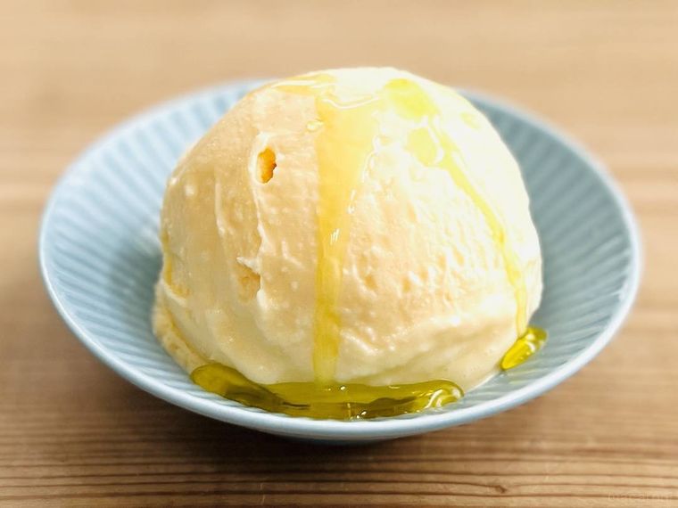 バニラアイスにオリーブオイルをかけた様子
