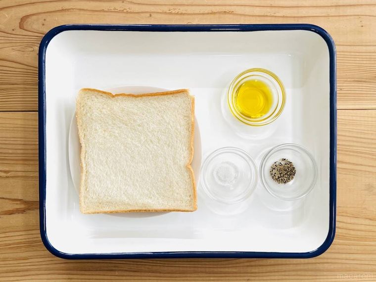 食パン、オリーブオイル、塩、粗挽き黒こしょう