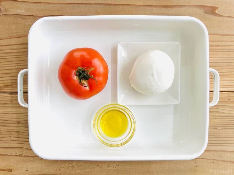 トマト、モッツァレラチーズ、オリーブオイル