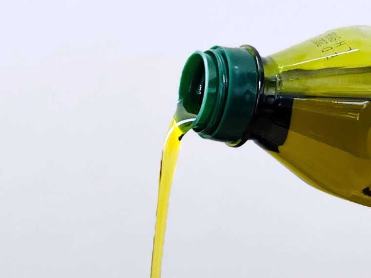 オリーブオイルをかけている様子