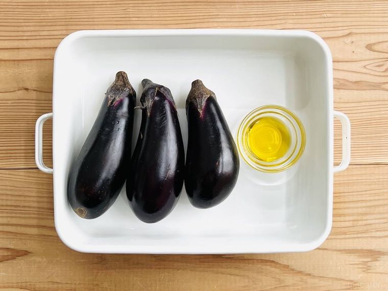 なす3本とオリーブオイル