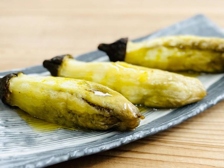 焼きなすにオリーブオイルをかけた様子