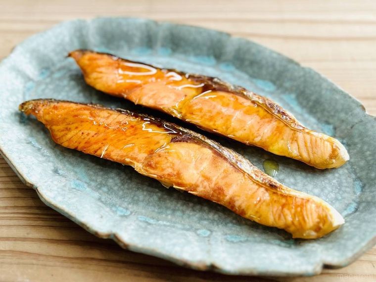 焼いた鮭にオリーブオイルをかけた様子