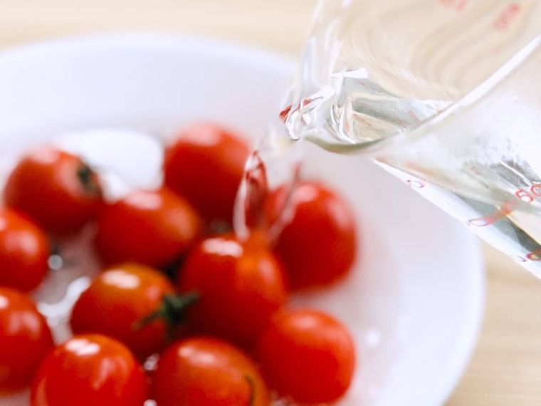 ミニトマトにお湯をかけている様子