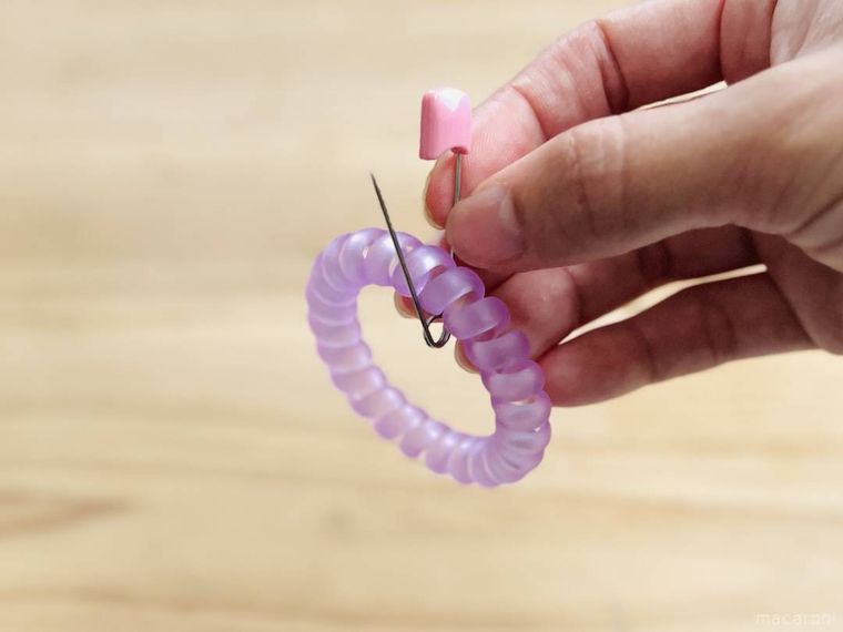 安全ピンにヘアゴムを通した様子