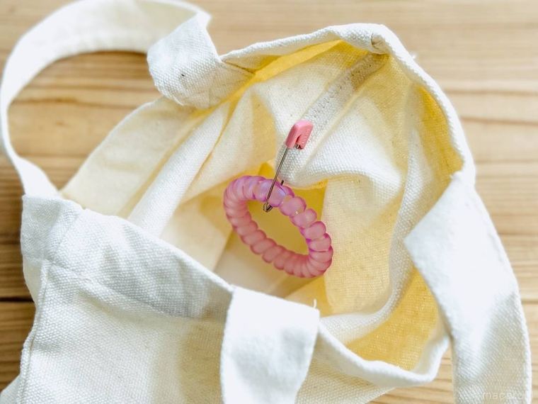 ヘアゴムを通した安全ピンを鞄の内側に付けた様子