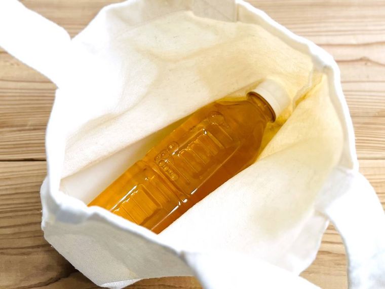 鞄の中でペットボトルが倒れている様子