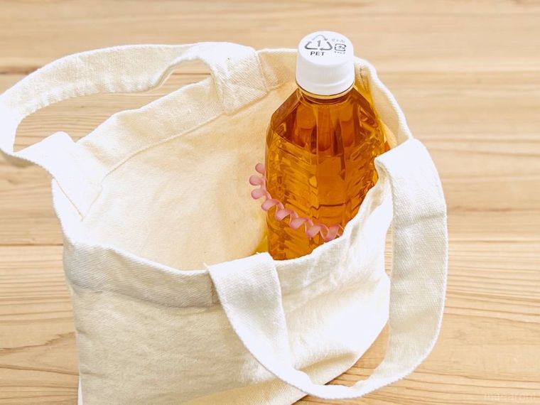 鞄の中でペットボトルが自立している様子