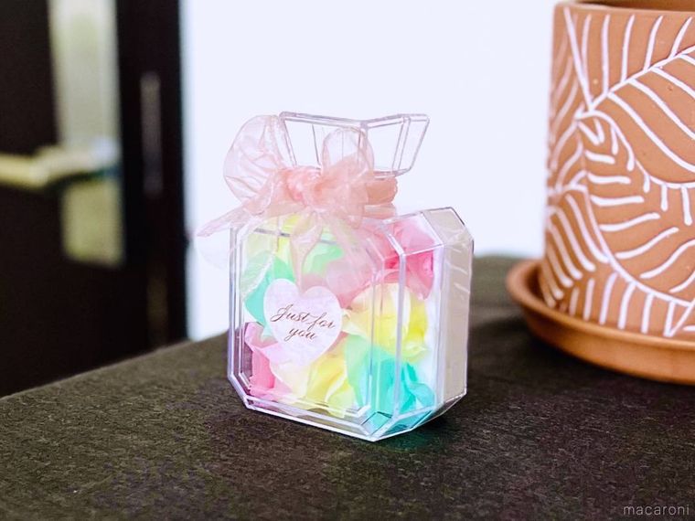 香水型のギフトボックスにフラワーペーパーを詰めた様子