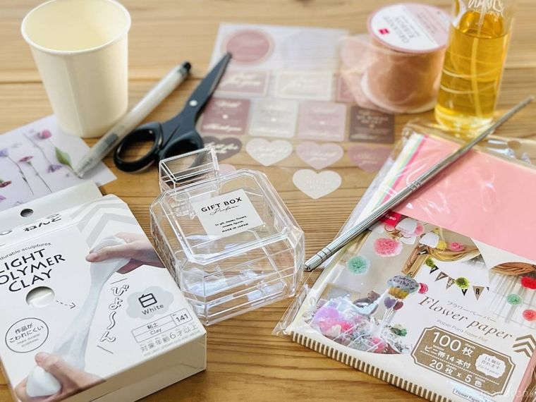 ギフトボックス、粘土、フラワーペーパー、香水、リボン、シール、紙コップ、ハサミ、ボールペン、箸、ポストカード