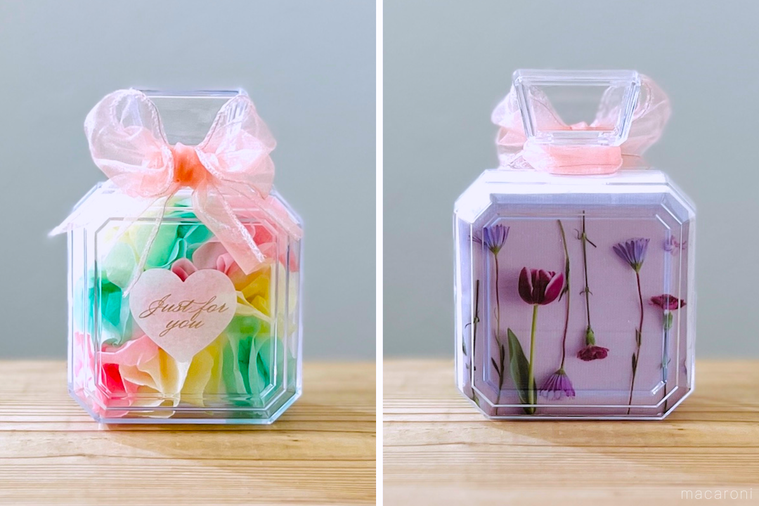 香水型のギフトボックスにフラワーペーパーとポストカードを詰めた様子