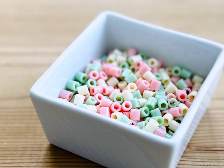 アイロンビーズが入った白い器