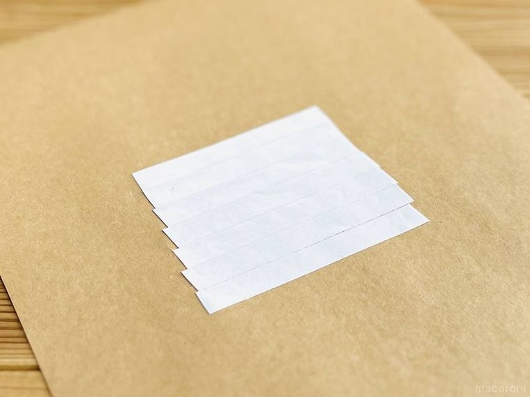 クラフト紙に両面テープを貼った様子