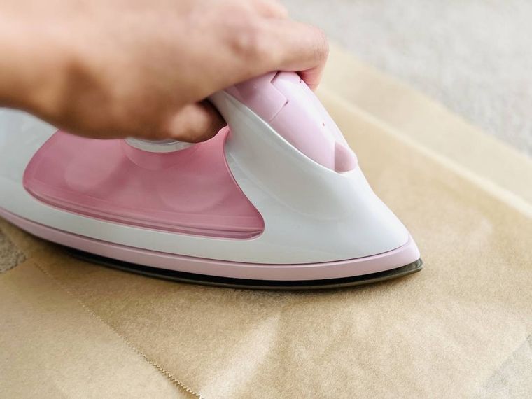 クッキングシートをかぶせたアイロンビーズにアイロンを当てている様子