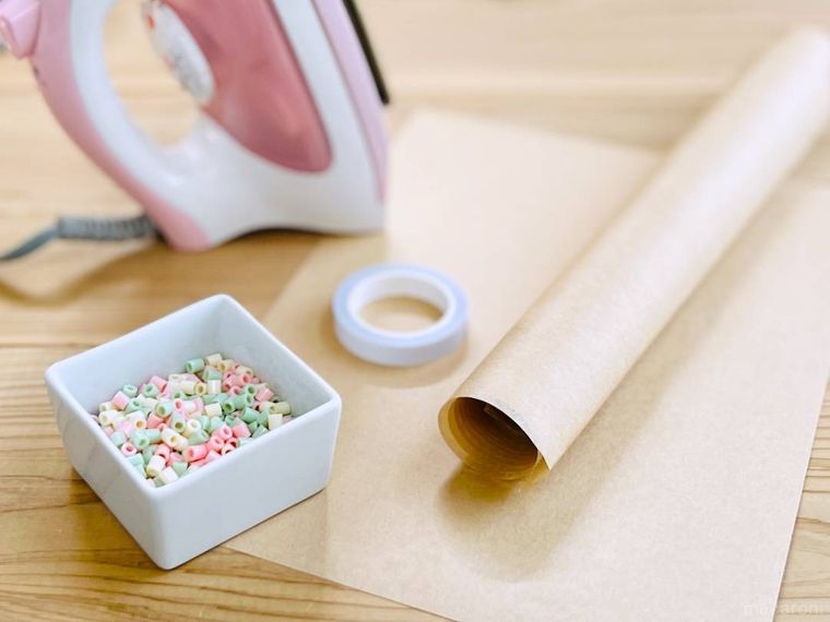 アイロンビーズ、クラフト紙、両面テープ、クッキングシート、アイロン