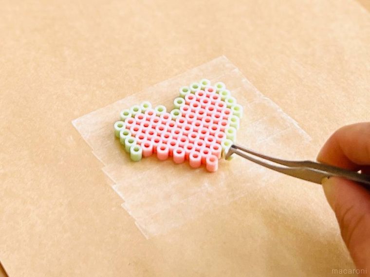 両面テープの上にアイロンビーズを並べている様子
