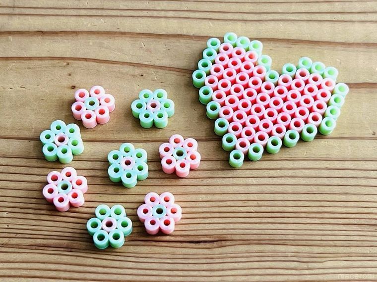 アイロンビーズで作ったハート型と花型の作品