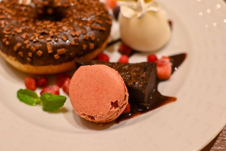 ガトーショコラとマカロンのアップ