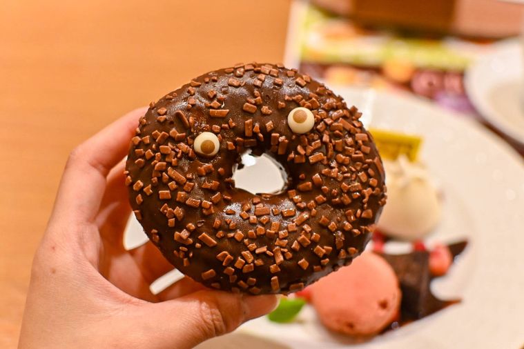 ドーナツを持っているところ