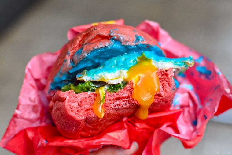 バーガーの卵黄が溶けだしたところ