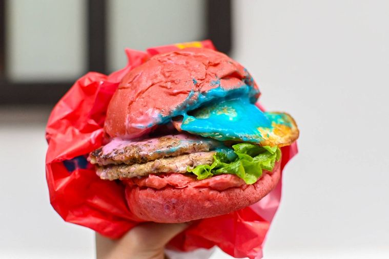 バーガーを持っているところ