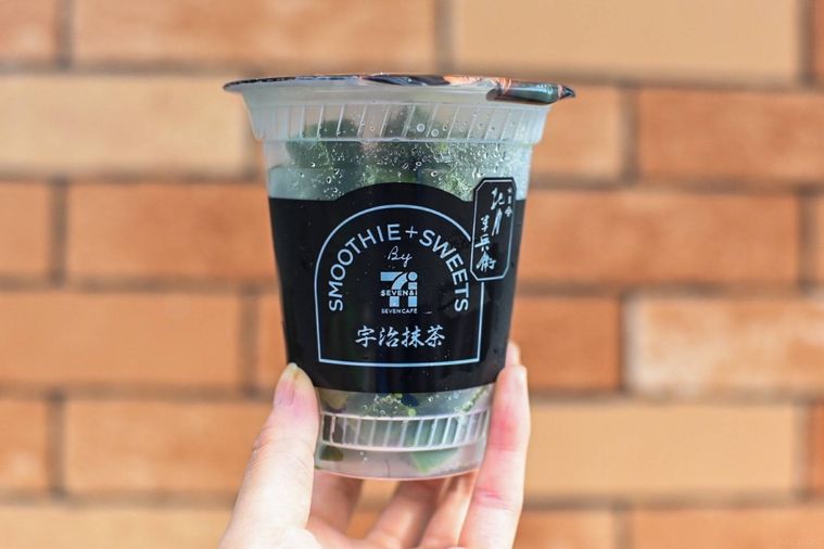 抹茶スムージーのカップを持っているところ