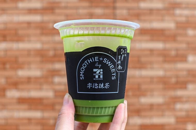 抹茶スムージーを持っているところ